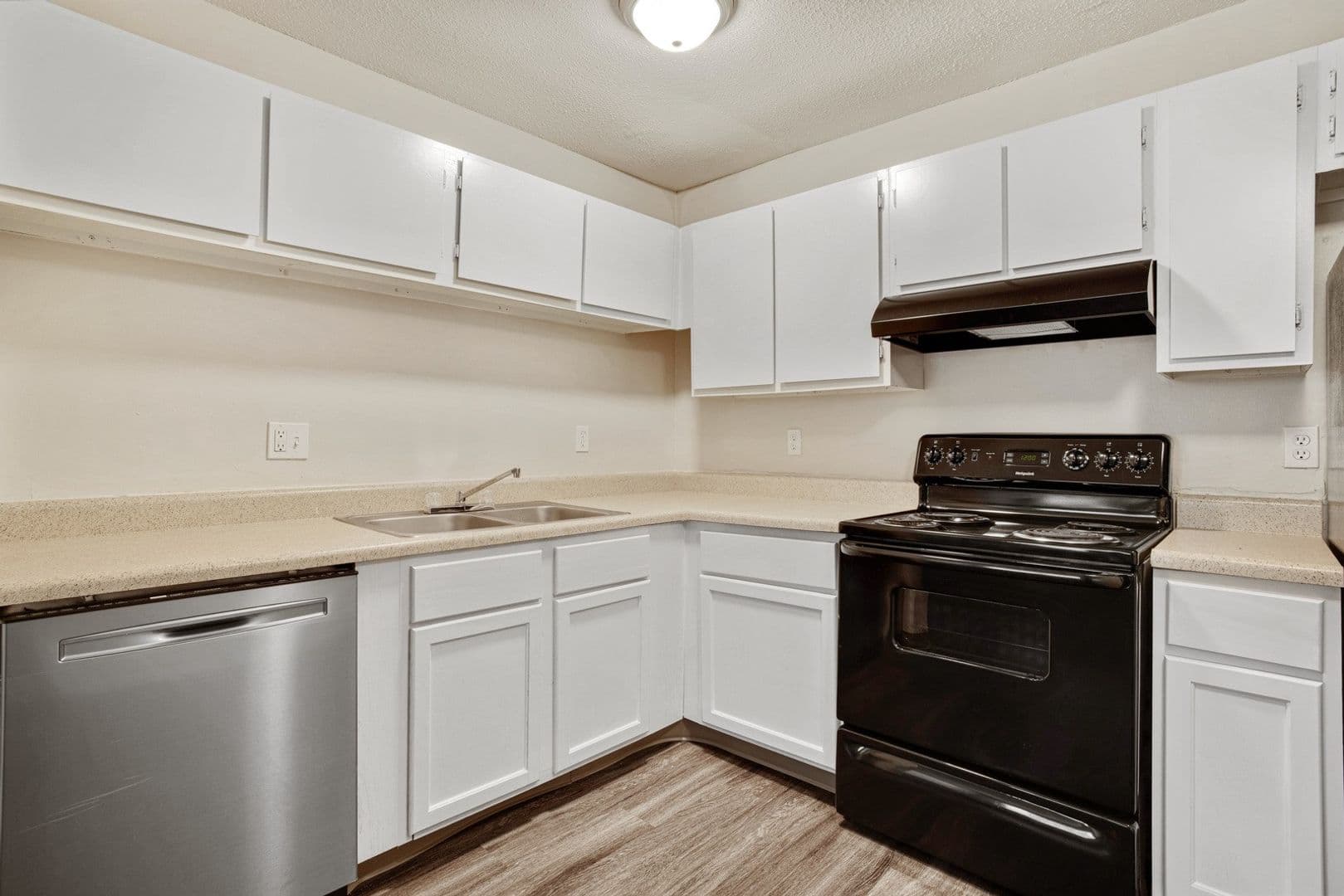 Olathe Apartment: 16615 W 139th St
