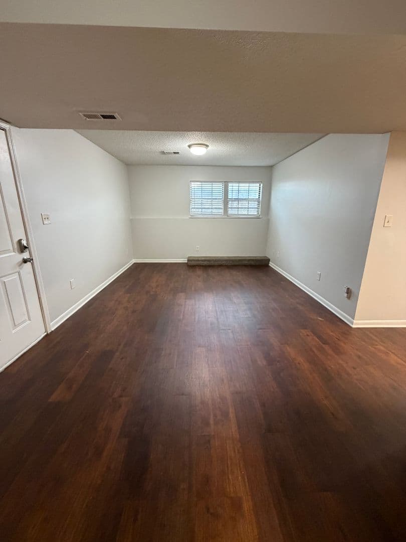 Gladstone Apartment: 6720 Randall Court
