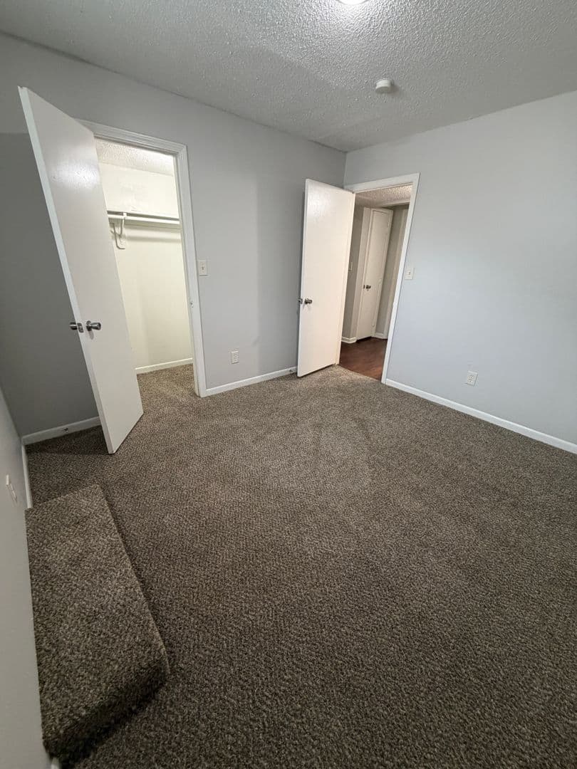 Gladstone Apartment: 6720 Randall Court
