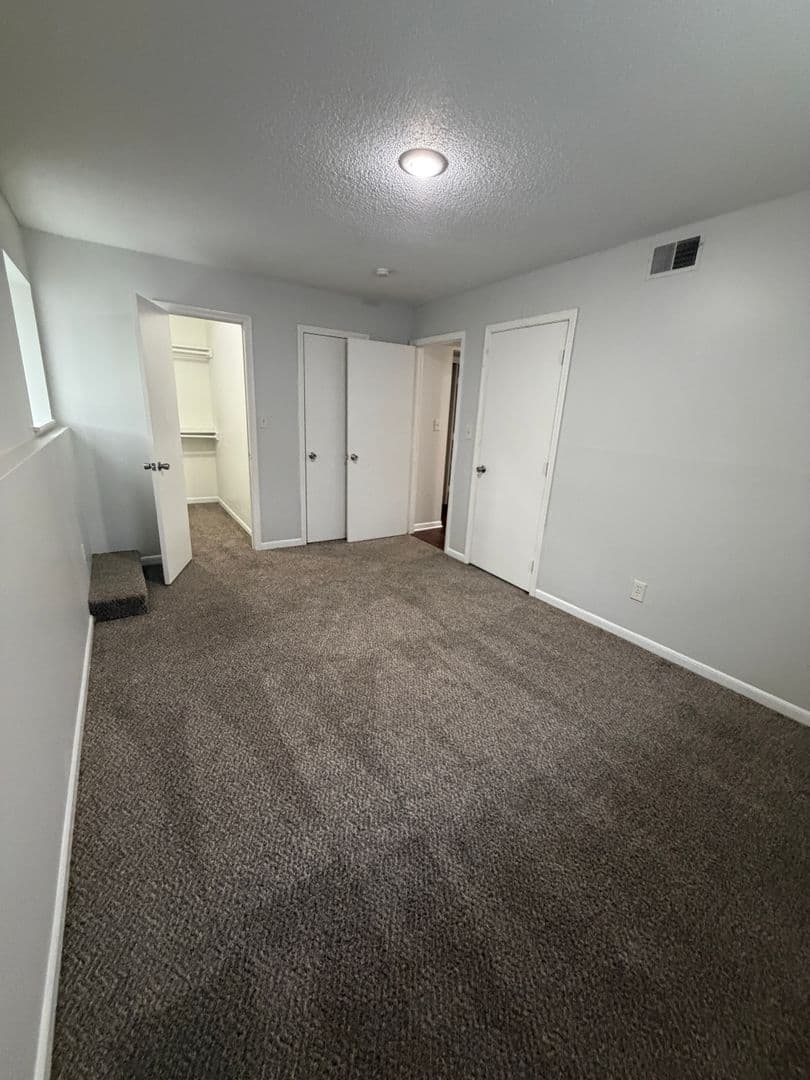 Gladstone Apartment: 6720 Randall Court