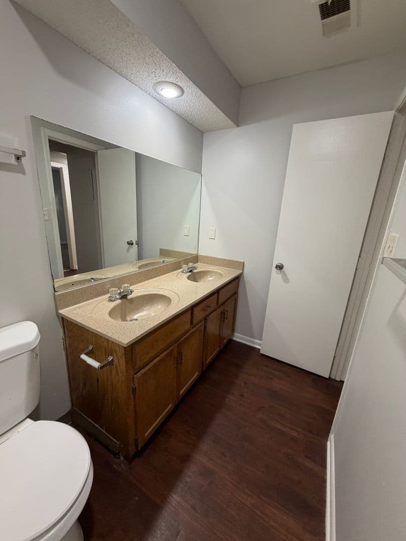 Gladstone Apartment: 6720 Randall Court