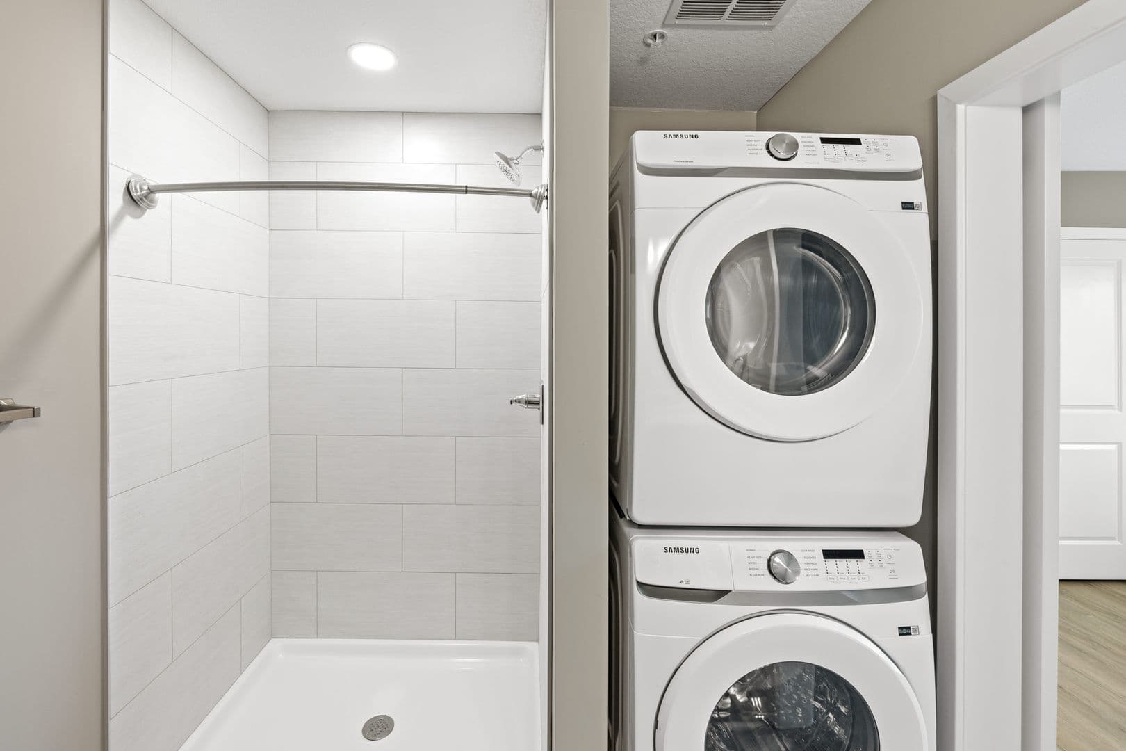 Fort Wayne Apartment: 2827 Westbrook Drive