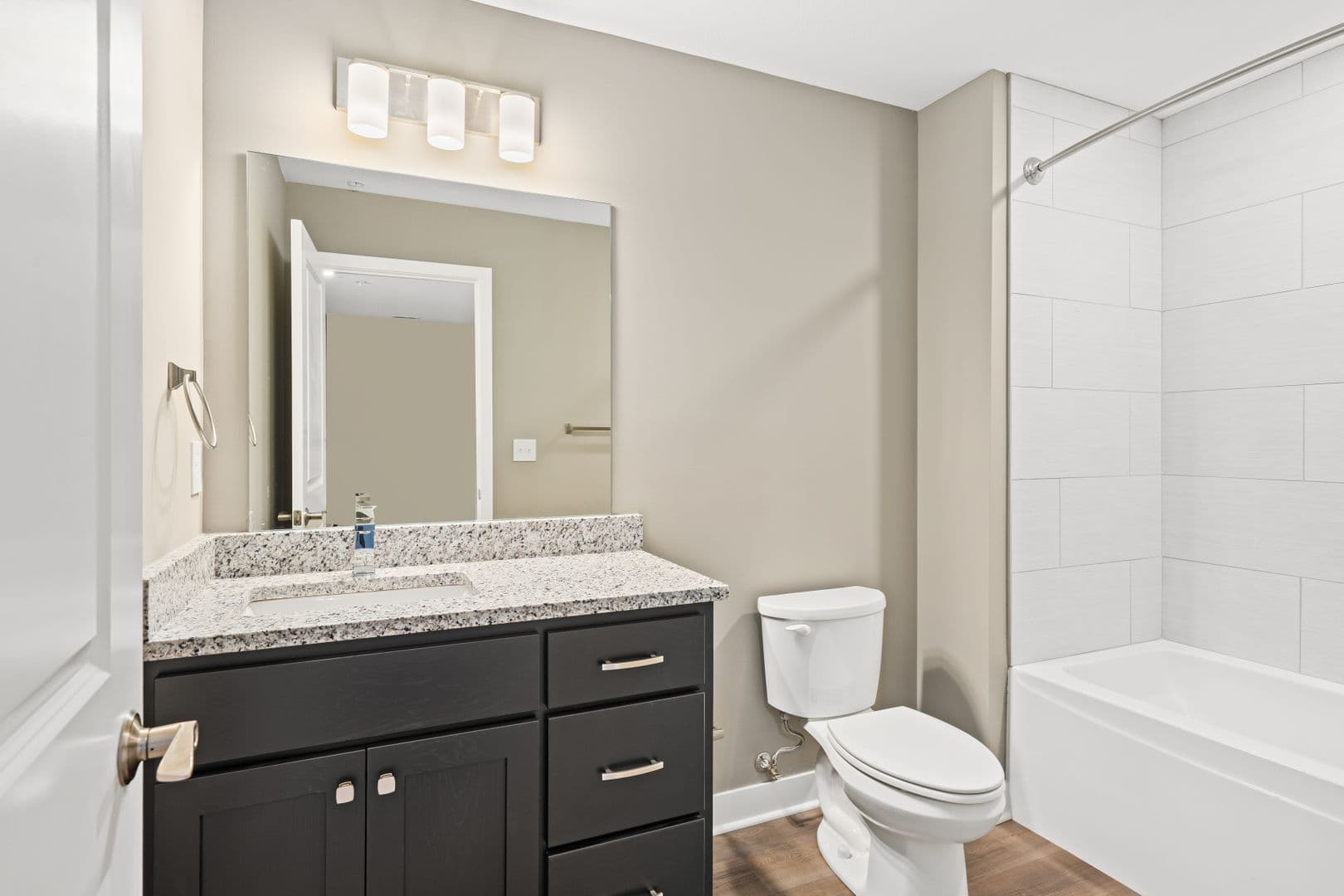 Fort Wayne Apartment: 2827 Westbrook Drive