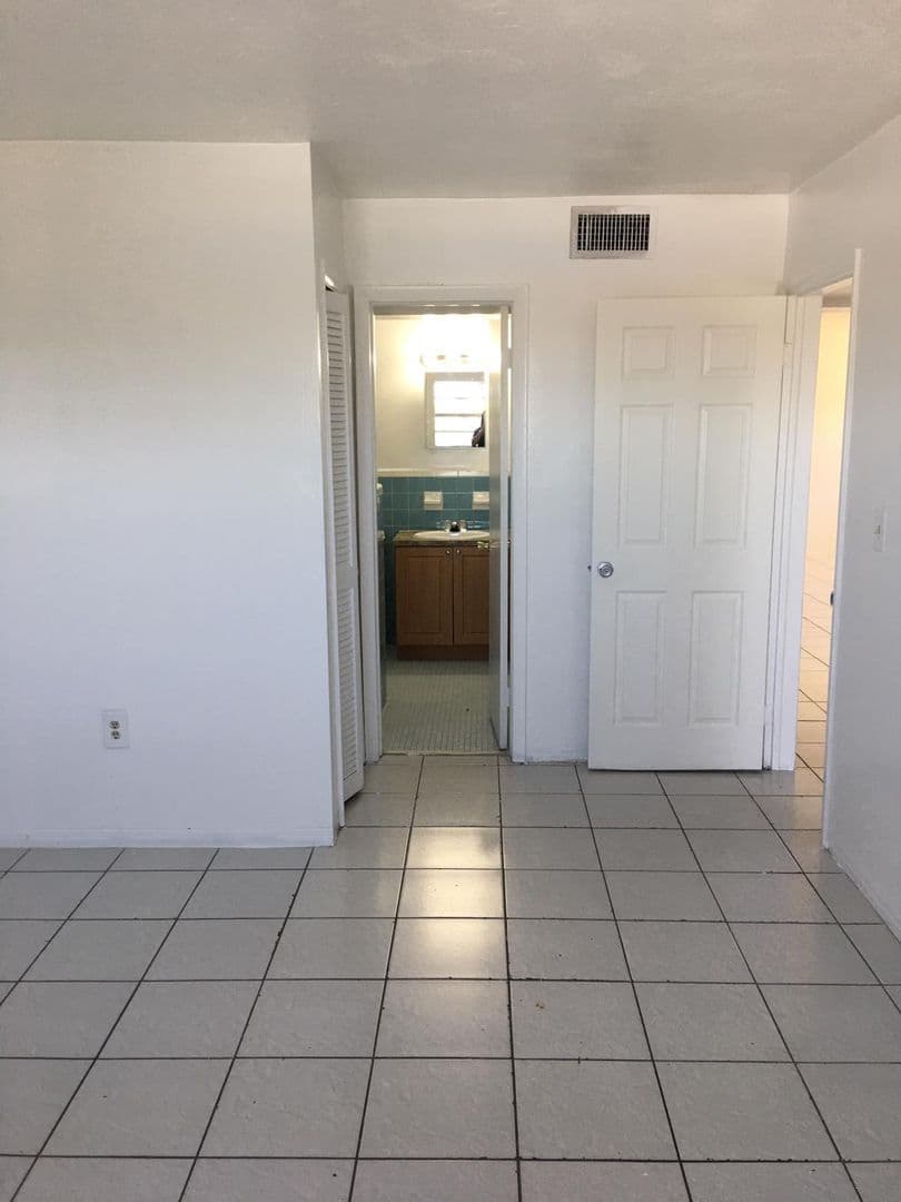 Hialeah Apartment: 1345 W 29 Street