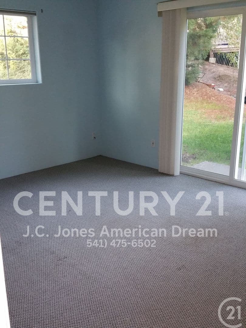 Grants Pass House: 243 SE Hill Top Dr.