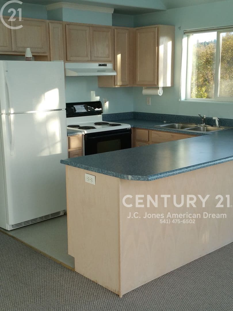 Grants Pass House: 243 SE Hill Top Dr.