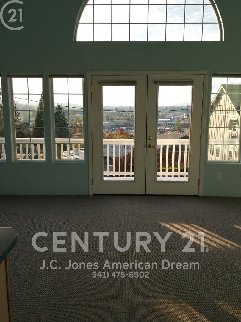 Grants Pass House: 243 SE Hill Top Dr.