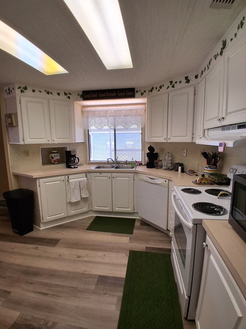 Brooksville House: Moriah Avenue - 7577