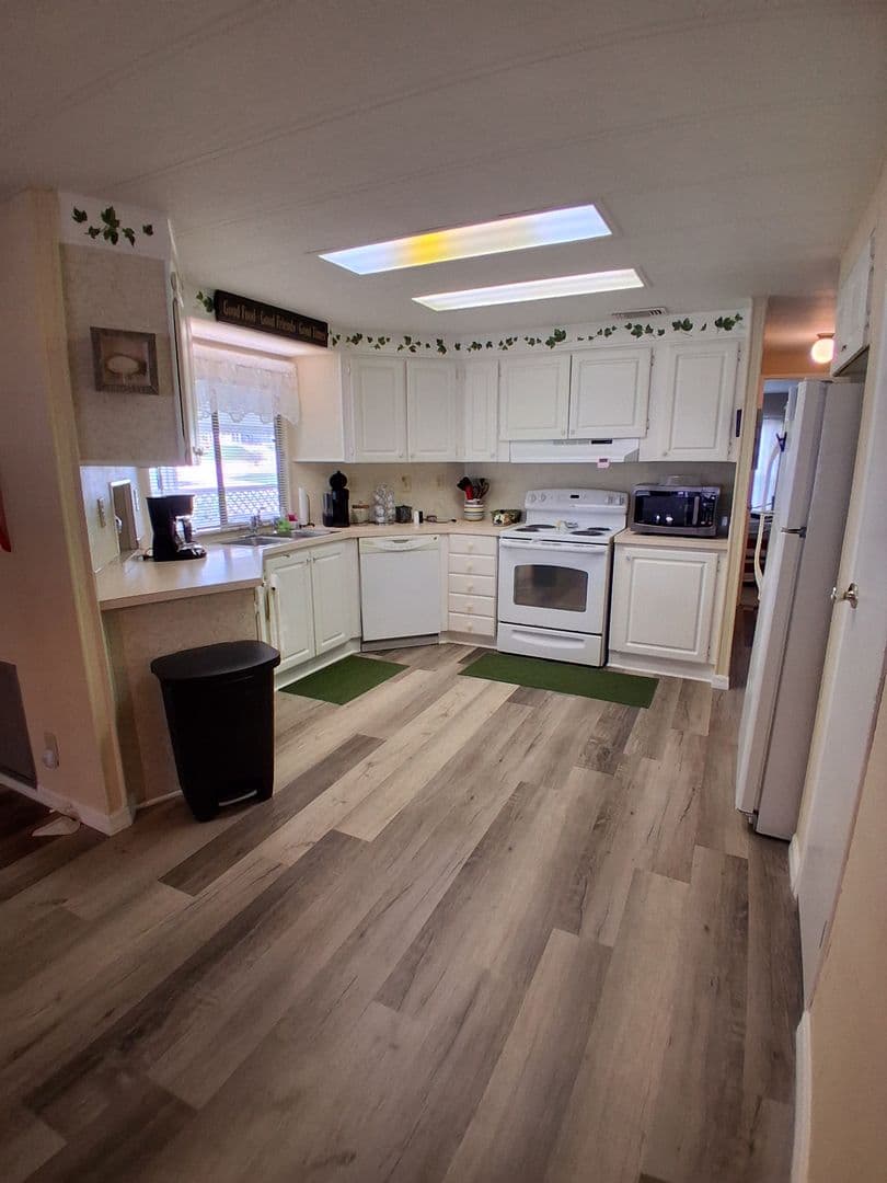 Brooksville House: Moriah Avenue - 7577