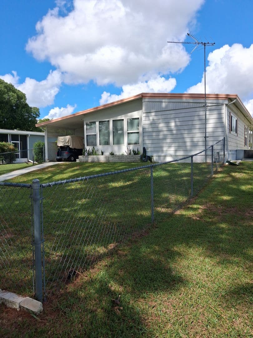 Brooksville House: Moriah Avenue - 7577
