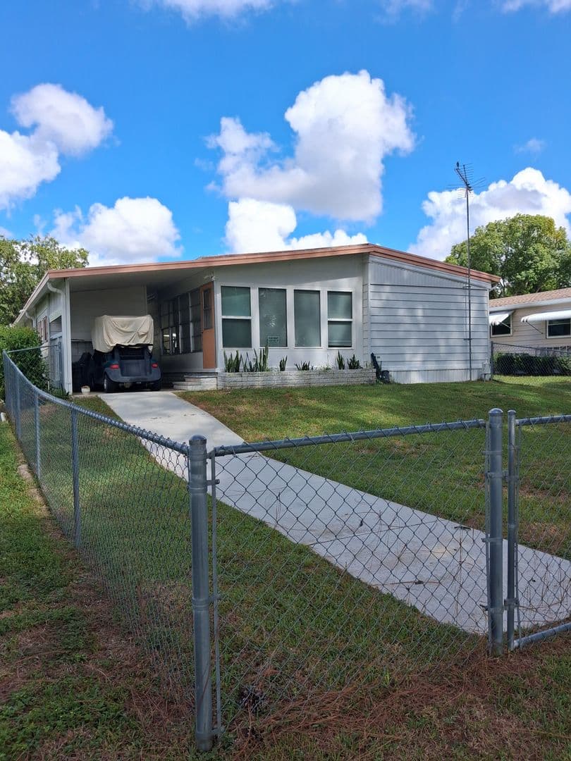 Brooksville House: Moriah Avenue - 7577