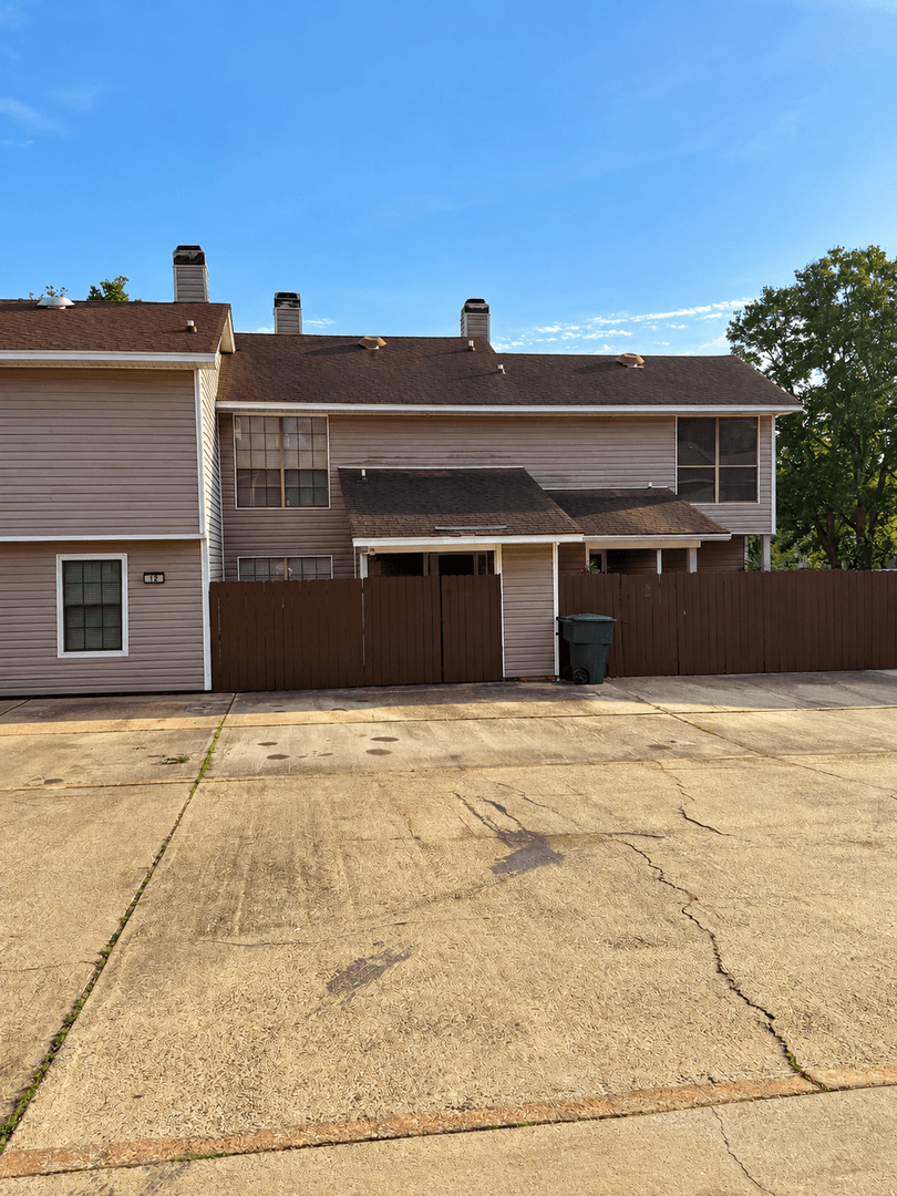 Shreveport House: 4111 Pines Rd.