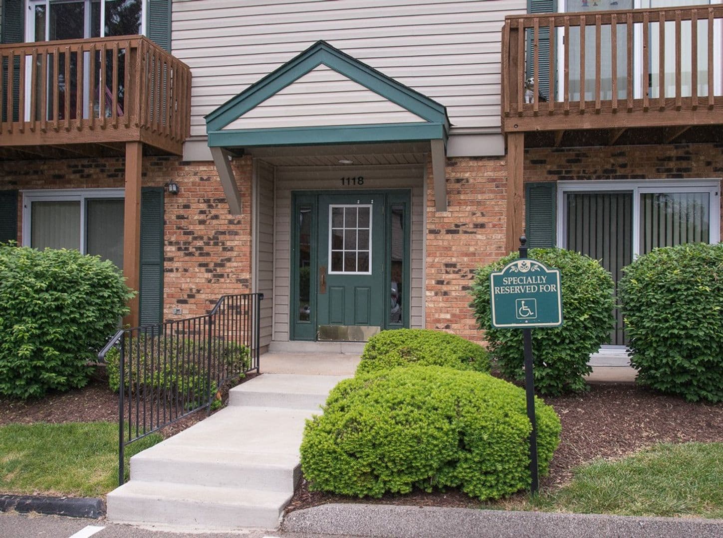 St. Louis Apartment: 1100 Kingbolt Cir Dr.