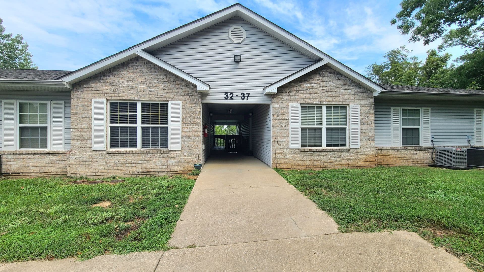 Festus Apartment: 1 Oak Knoll Dr.