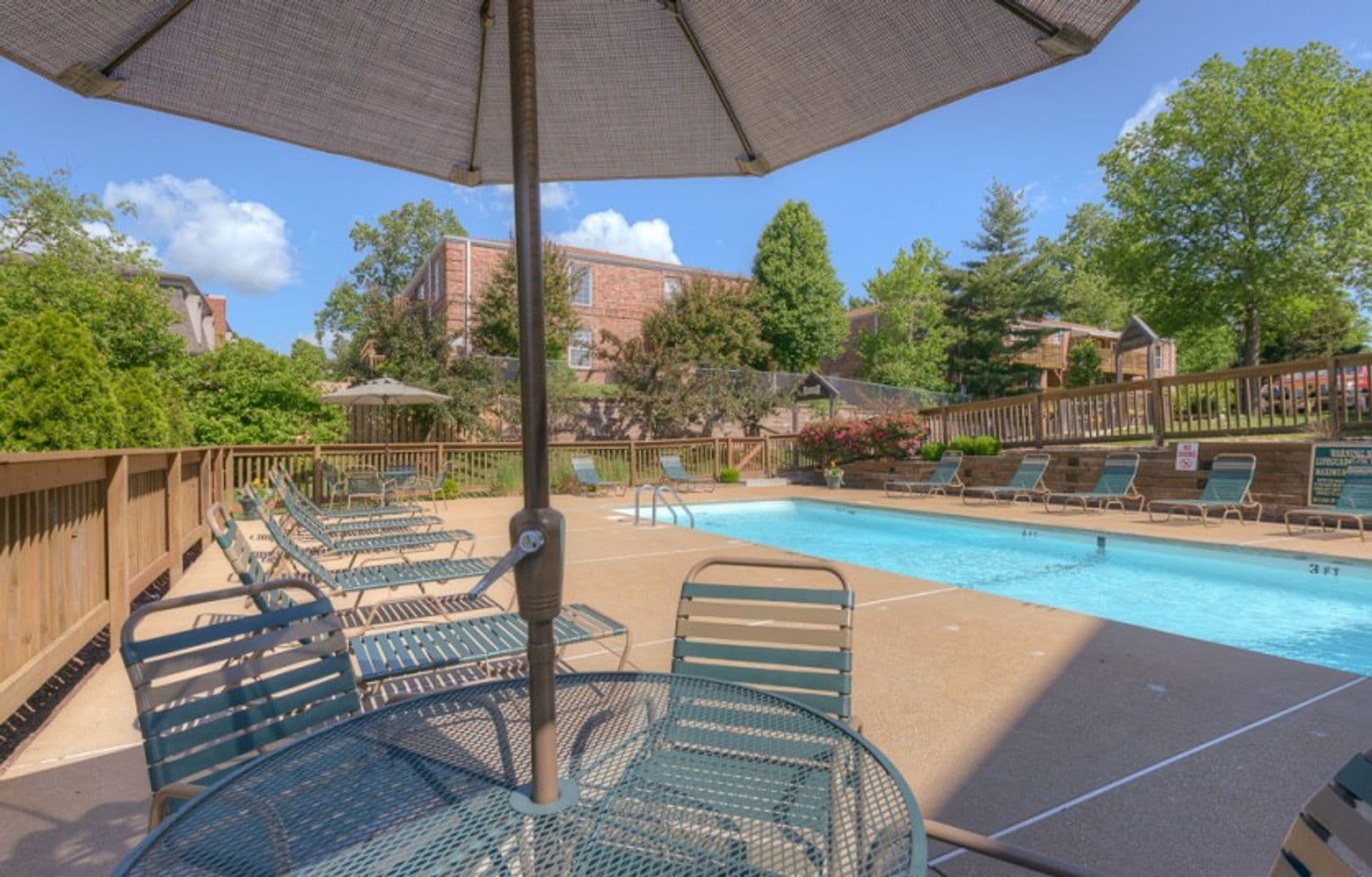 St. Louis Apartment: 1100 Kingbolt Cir Dr.