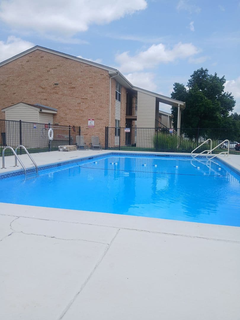 St. Louis Apartment: 13108 Bulter Oak Dr.