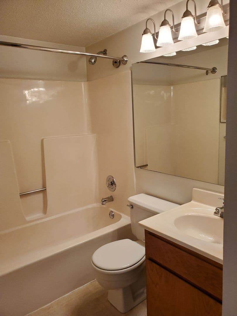 St. Louis Apartment: 1100 Kingbolt Cir Dr.
