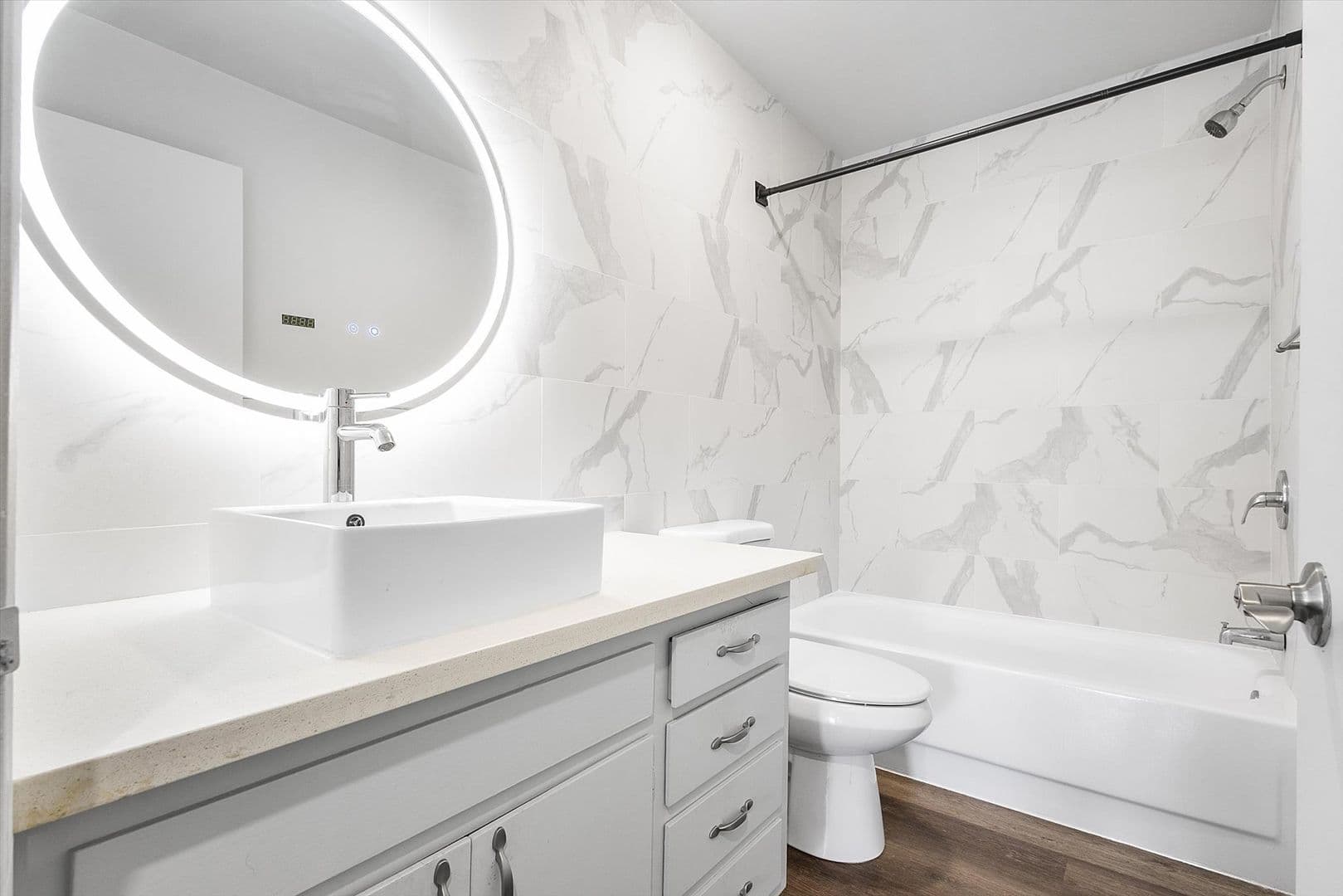Oakland Apartment: 528 Merritt Ave #302