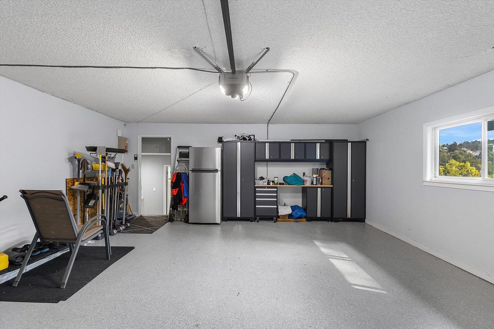 Oakland House: 6140 Bullard Dr