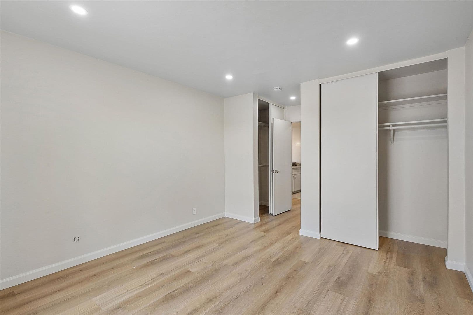 Oakland Apartment: 528 Merritt Ave #307