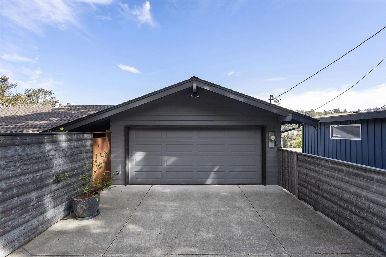 Oakland House: 6140 Bullard Dr