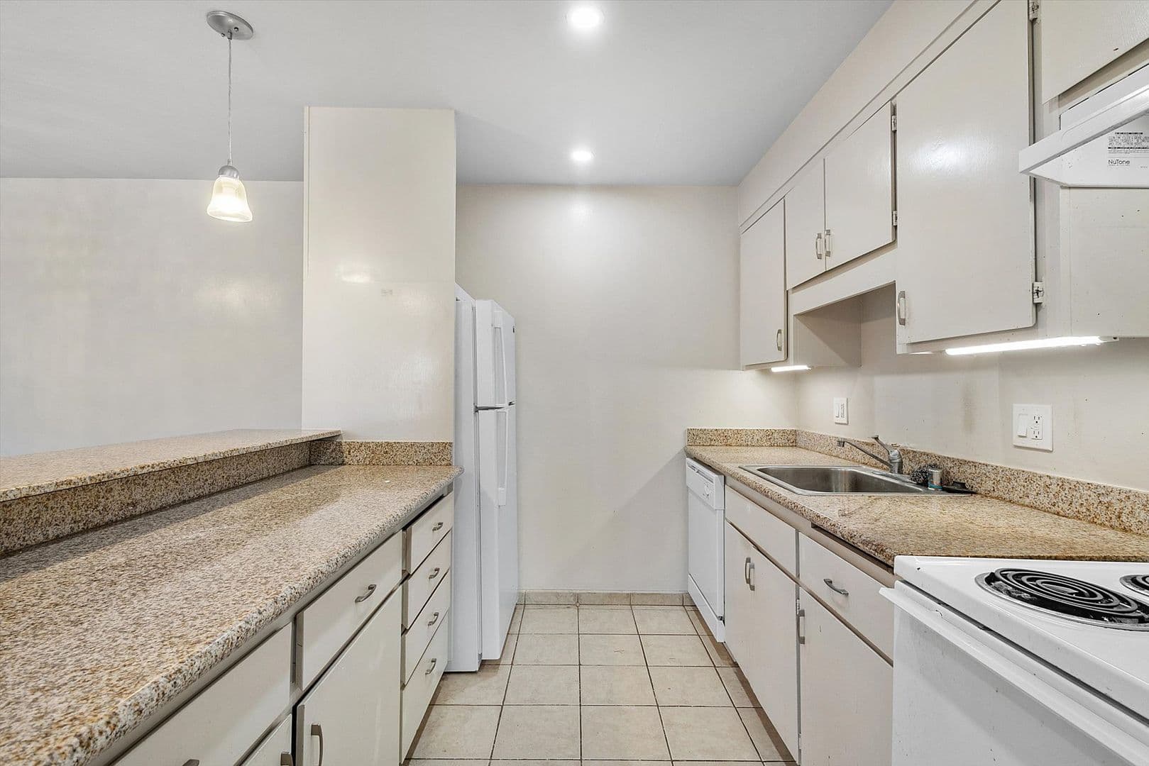 Oakland Apartment: 528 Merritt Ave #307