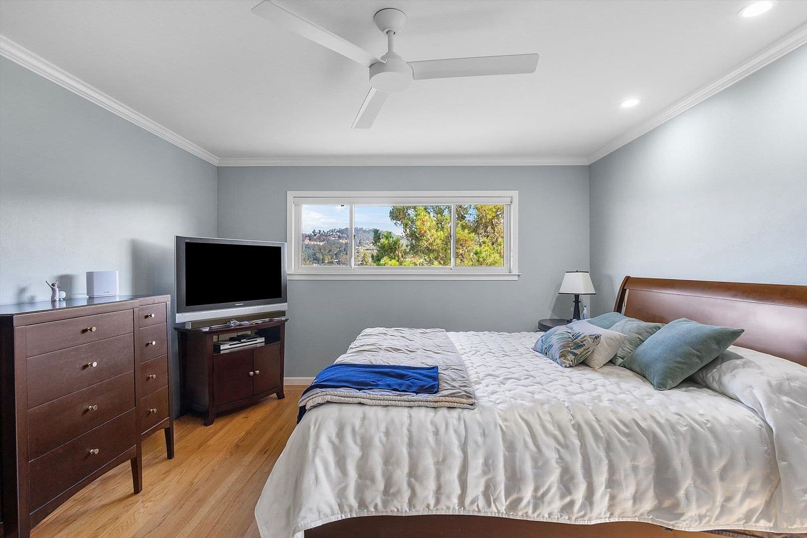 Oakland House: 6140 Bullard Dr