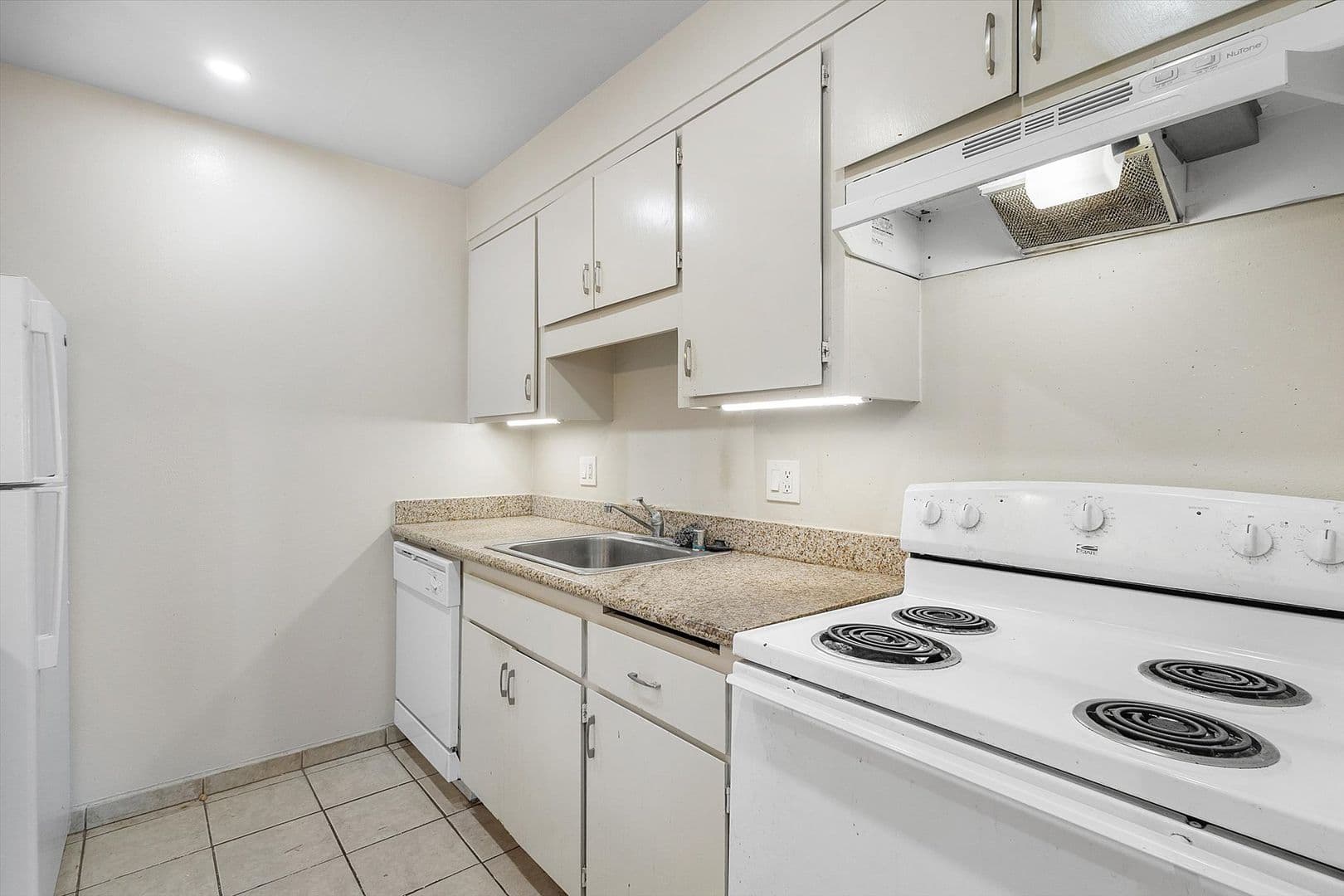 Oakland Apartment: 528 Merritt Ave #307