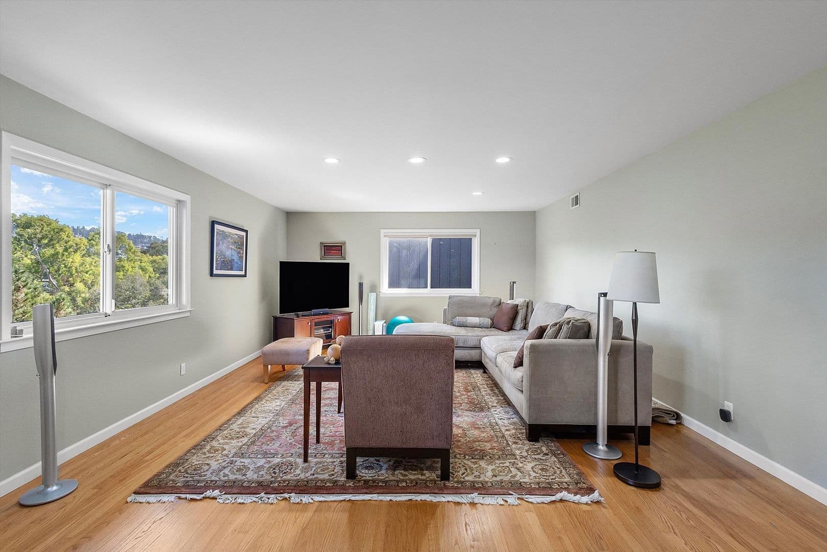 Oakland House: 6140 Bullard Dr