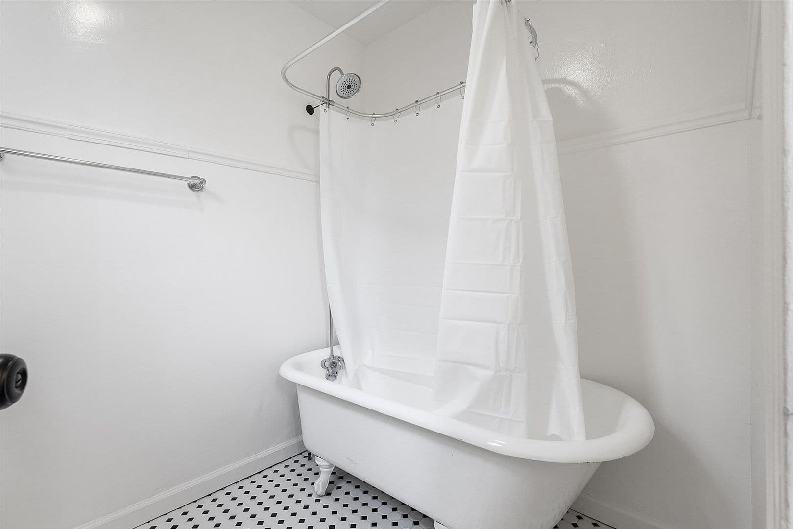 Alameda Apartment: 2108 San Antonio Ave