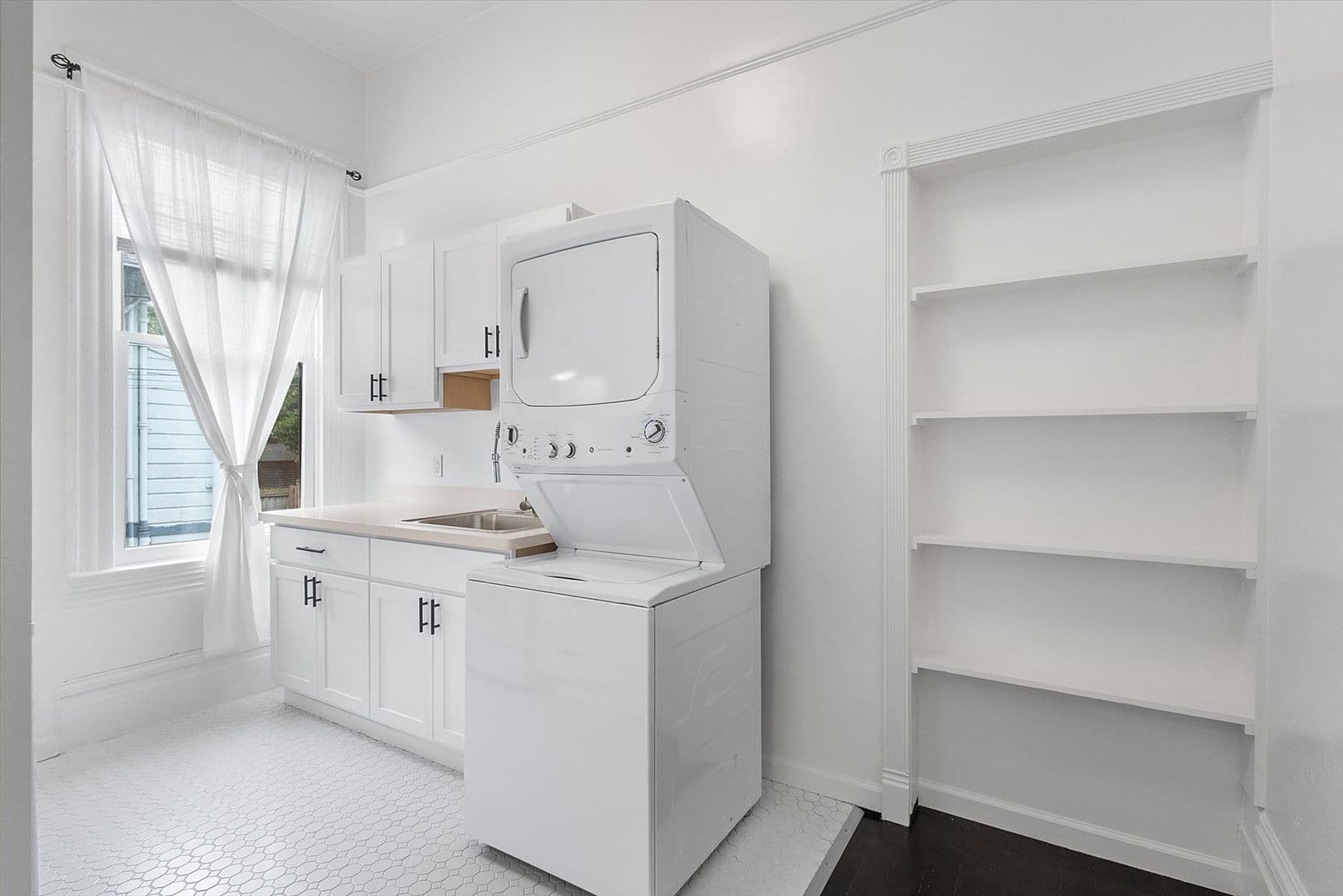 Alameda Apartment: 2108 San Antonio Ave