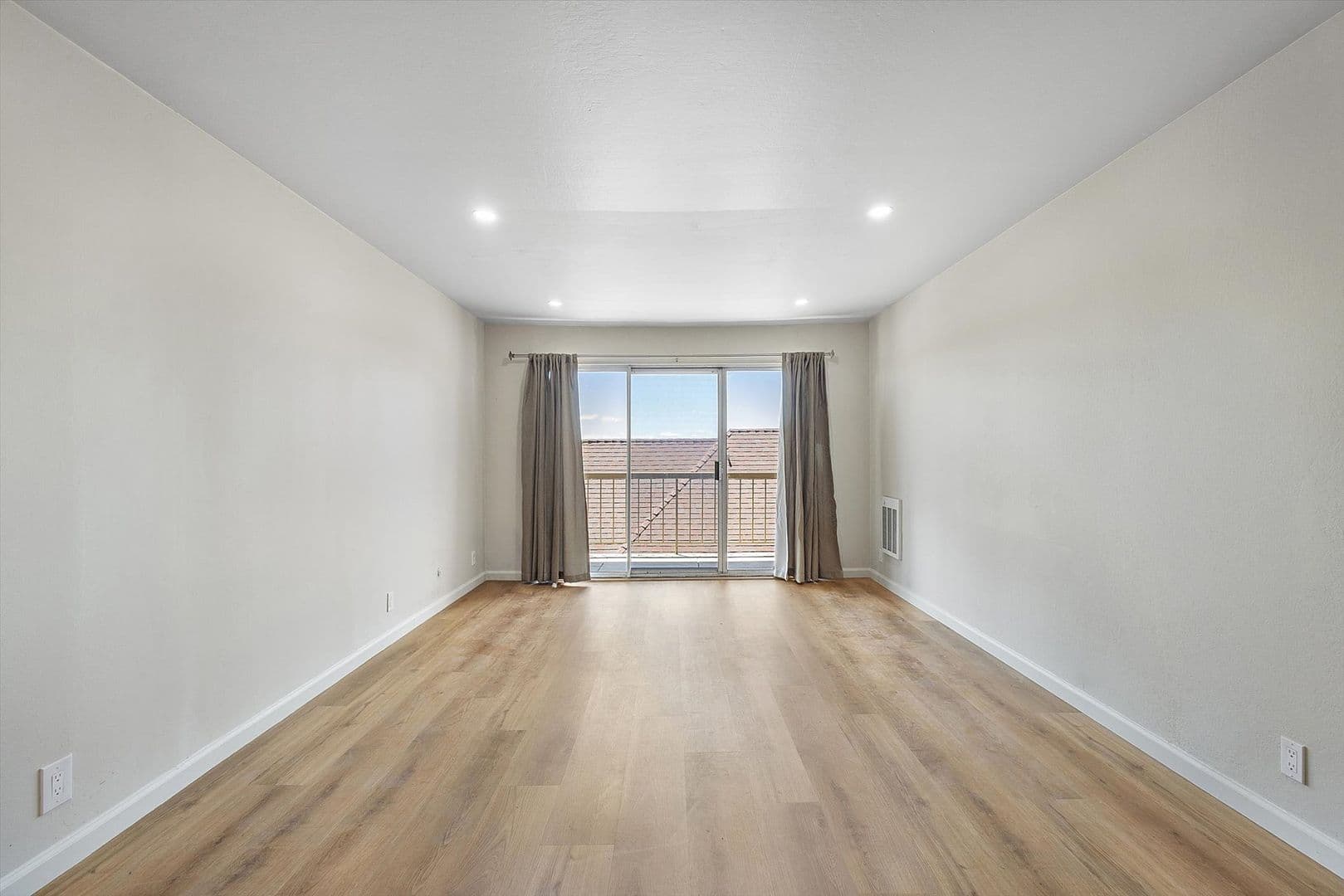 Oakland Apartment: 528 Merritt Ave #307