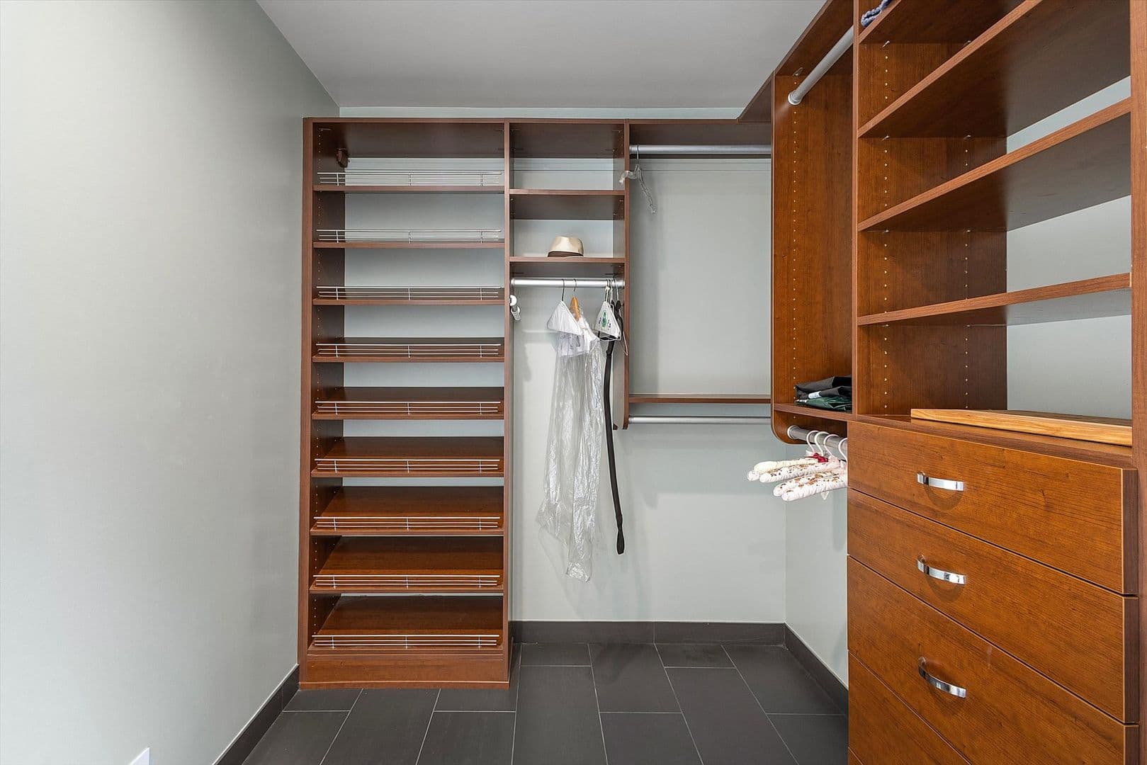 Oakland House: 6140 Bullard Dr