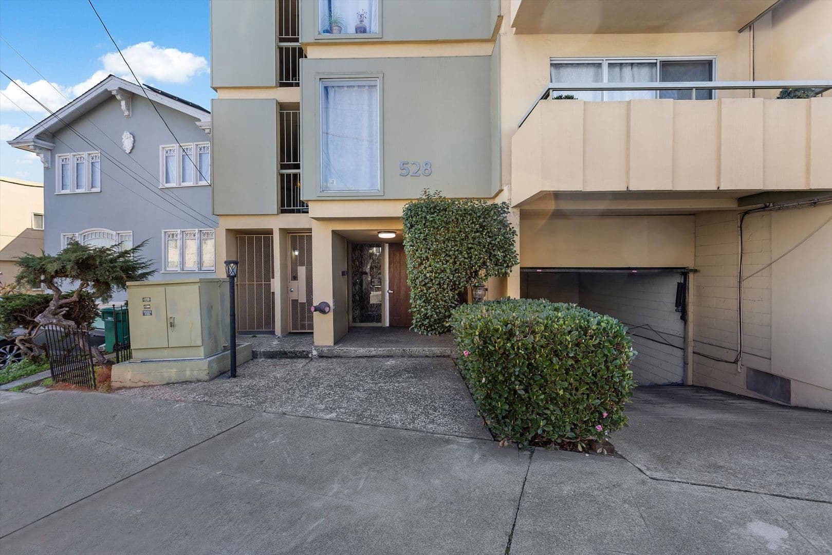 Oakland Apartment: 528 Merritt Ave #307