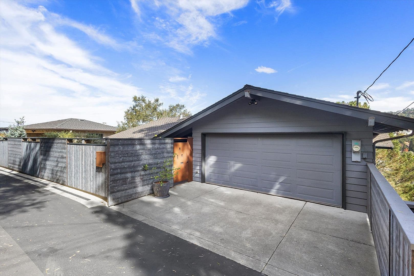Oakland House: 6140 Bullard Dr