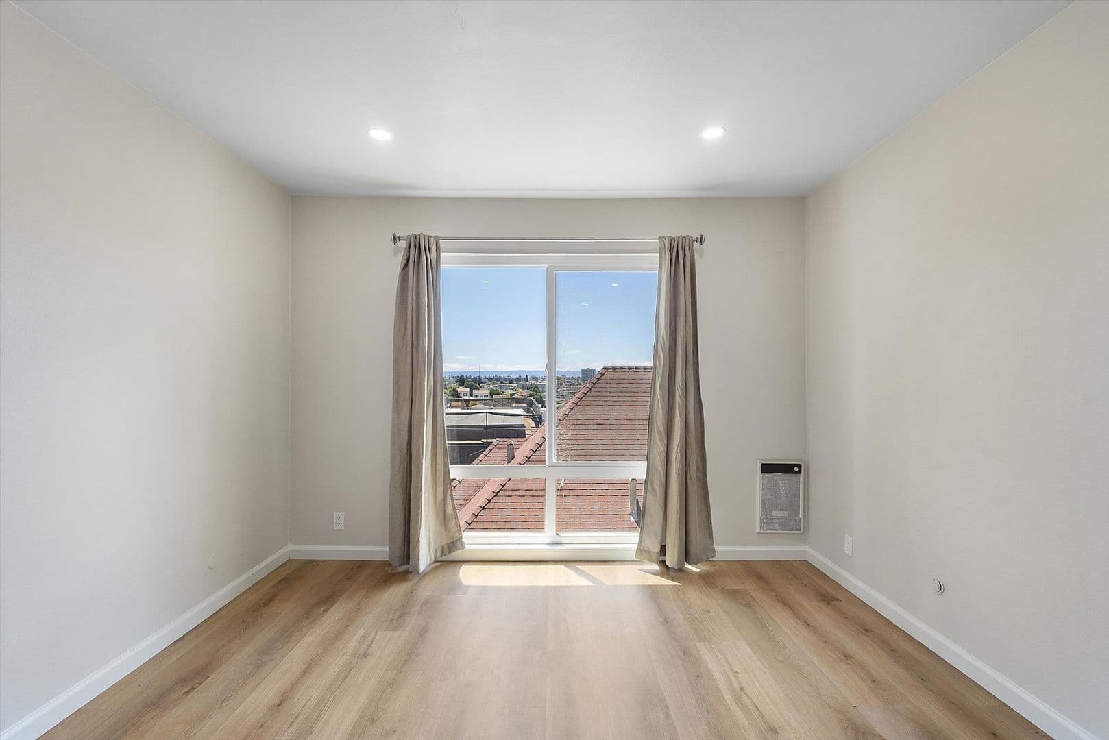 Oakland Apartment: 528 Merritt Ave #307