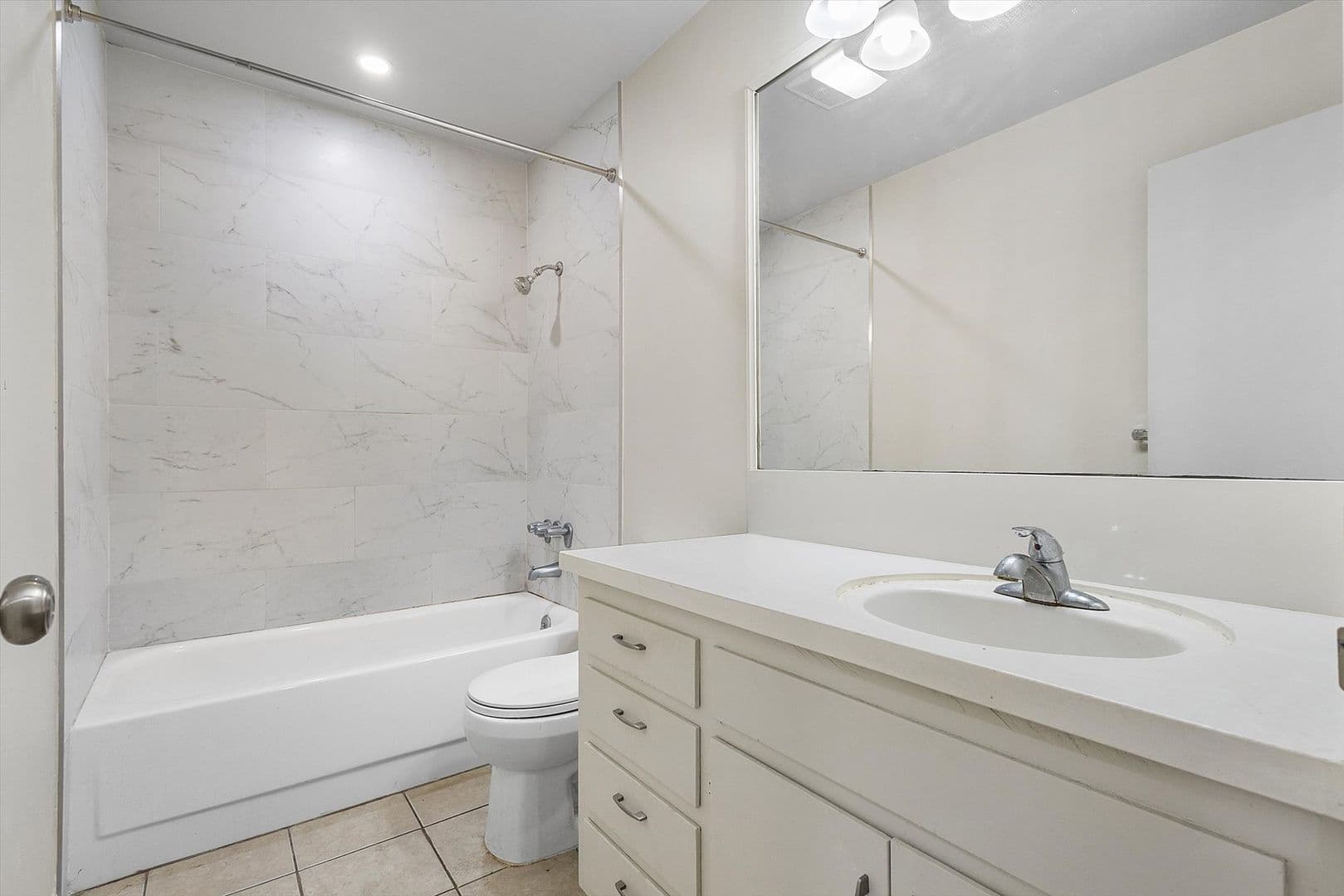 Oakland Apartment: 528 Merritt Ave #307