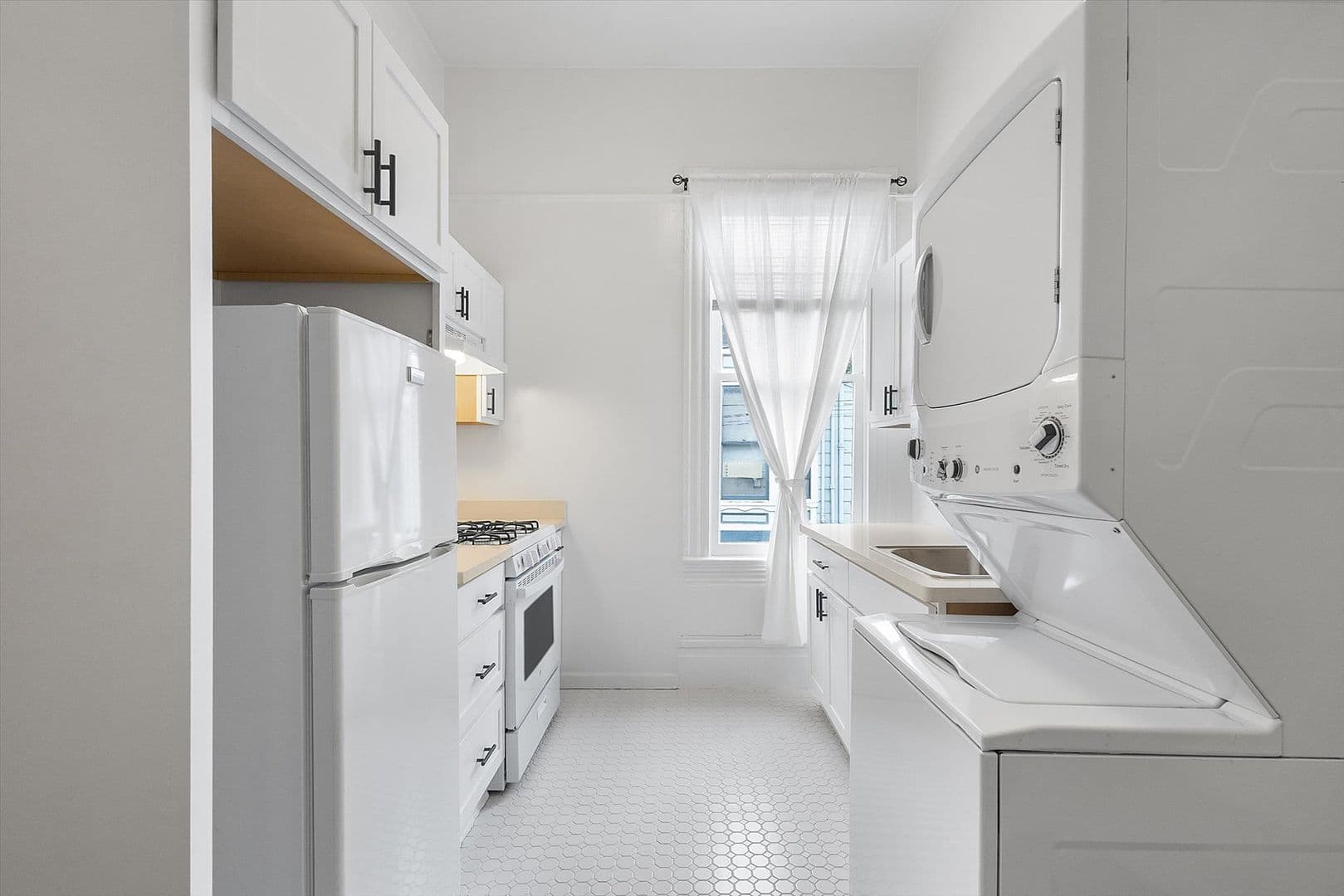 Alameda Apartment: 2108 San Antonio Ave