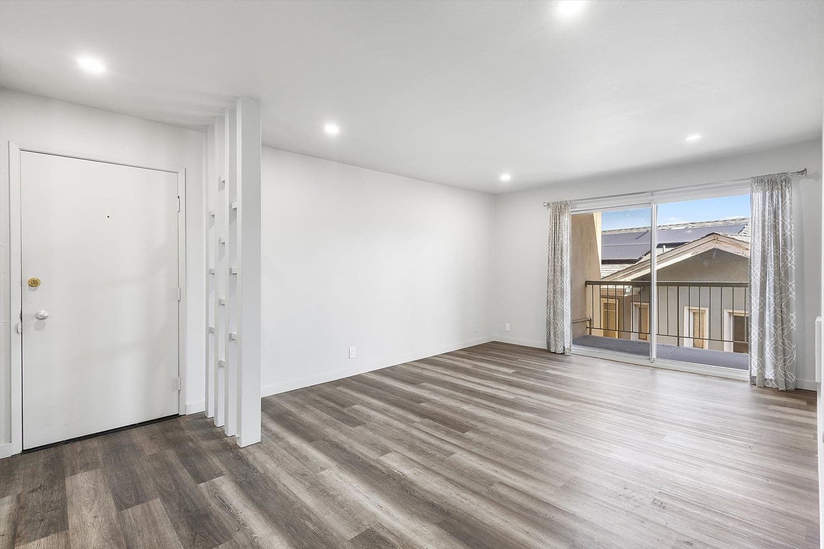 Oakland Apartment: 528 Merritt Ave #302