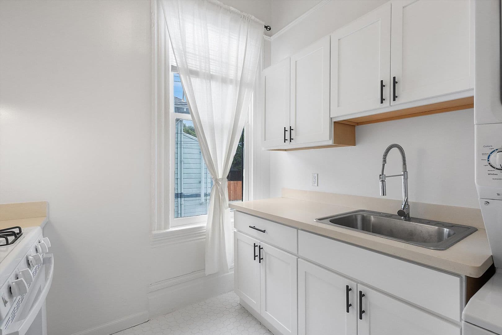 Alameda Apartment: 2108 San Antonio Ave