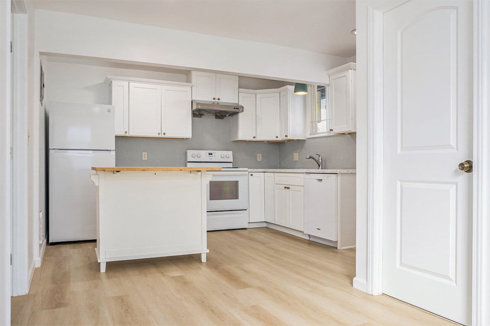 Alameda Apartment: 765 Taylor Ave #A