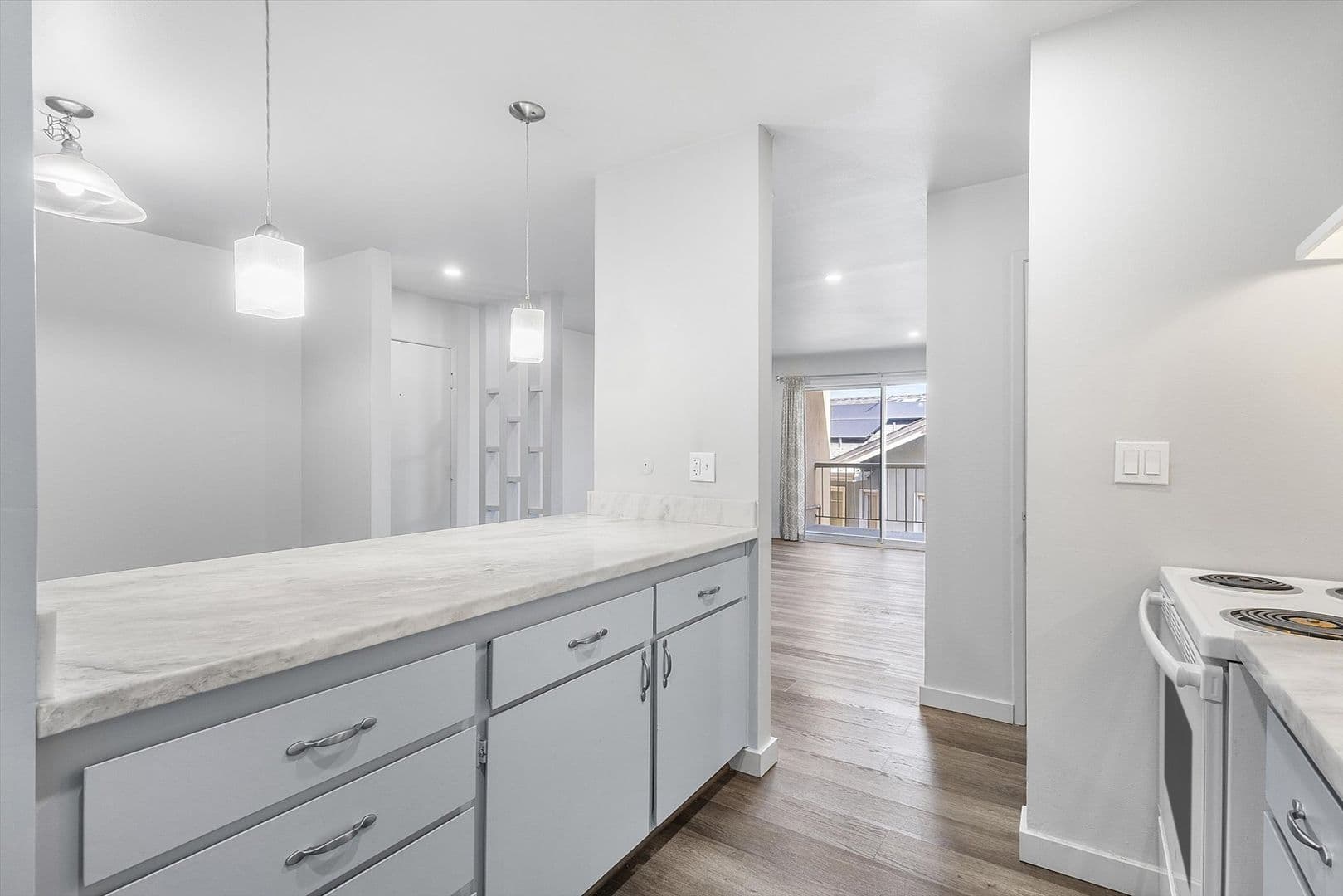 Oakland Apartment: 528 Merritt Ave #302