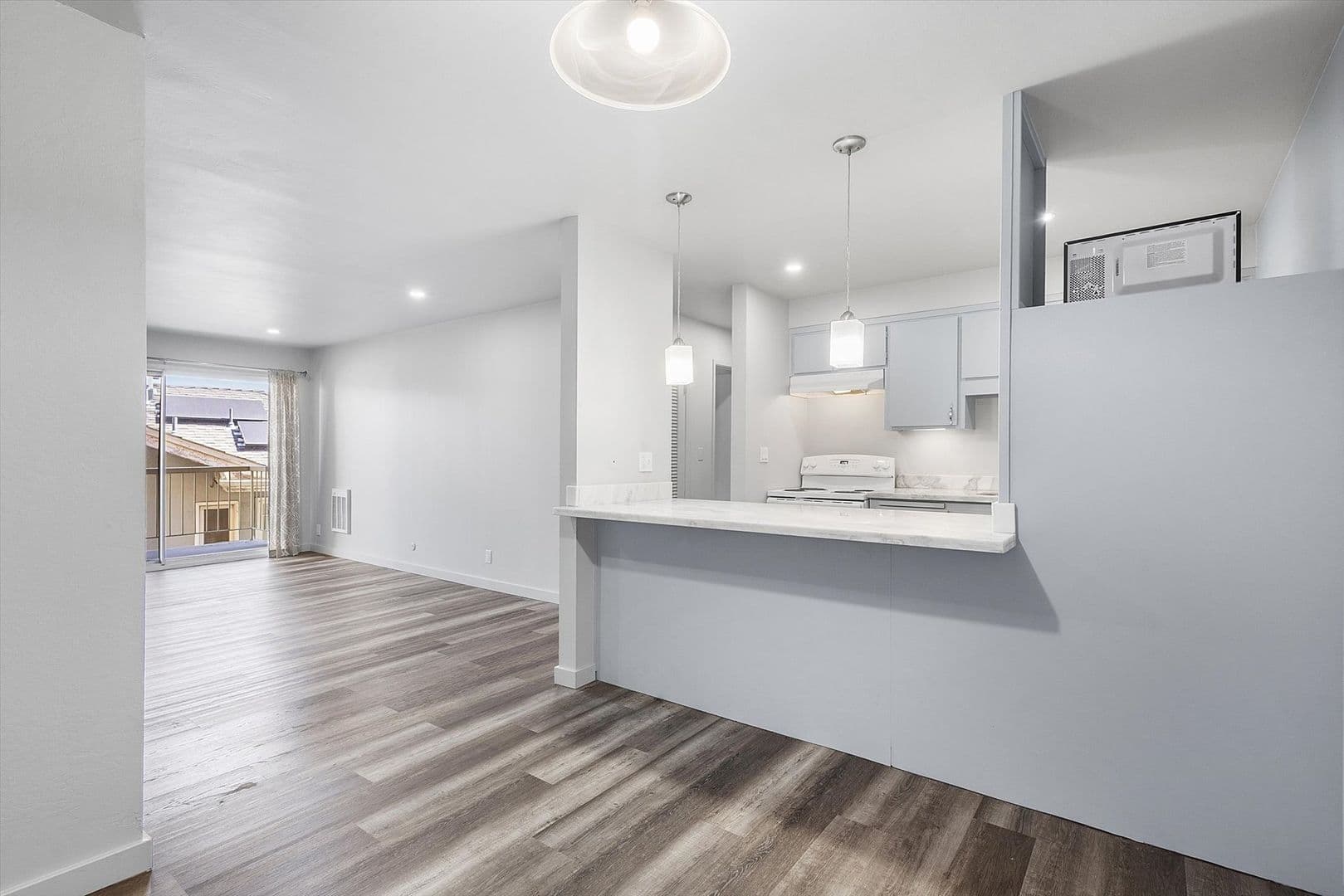Oakland Apartment: 528 Merritt Ave #302
