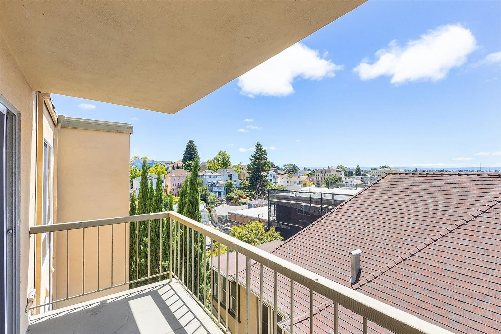 Oakland Apartment: 528 Merritt Ave #307