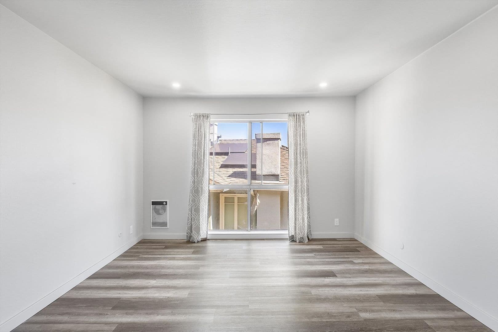 Oakland Apartment: 528 Merritt Ave #302