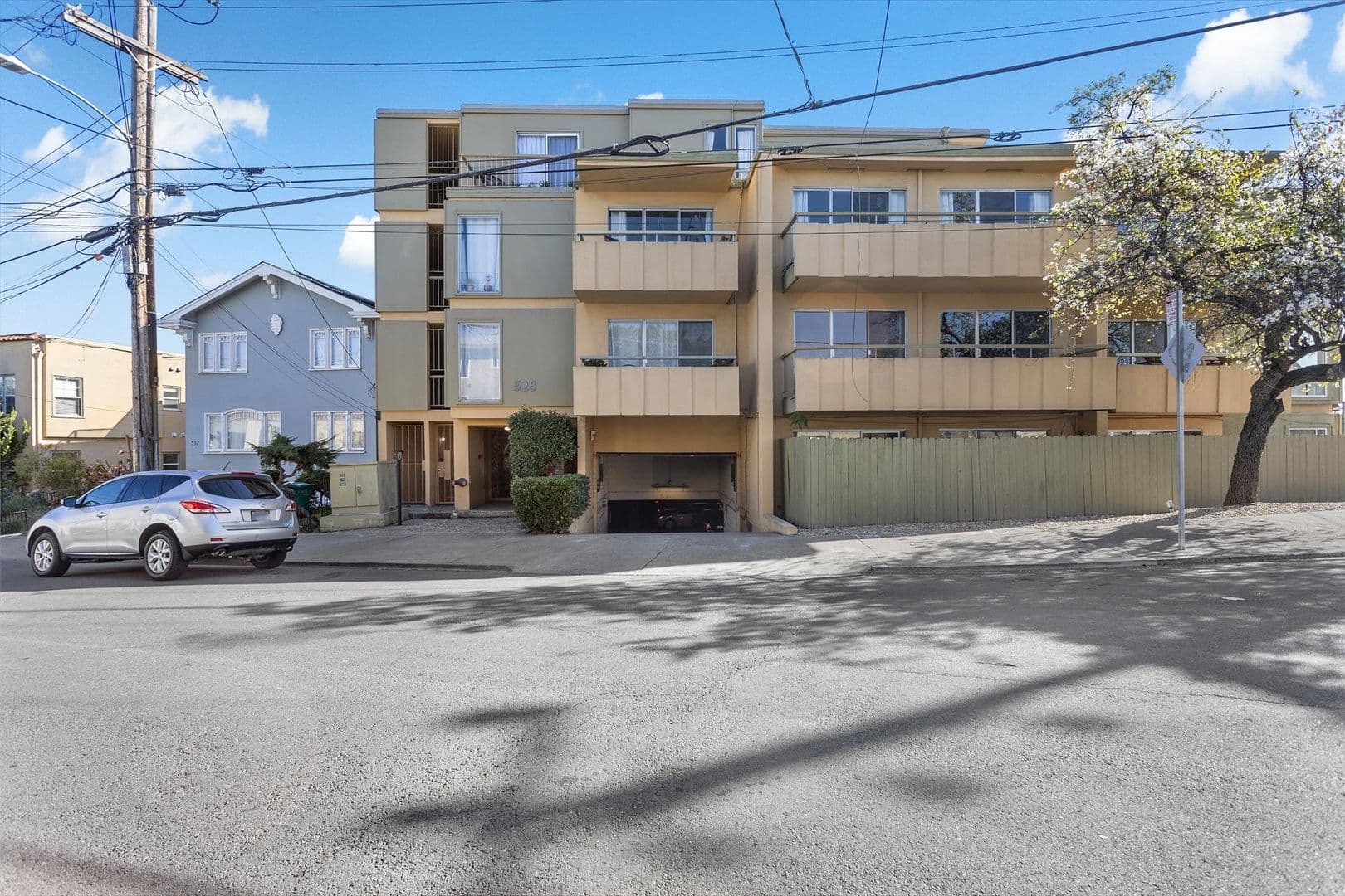 Oakland Apartment: 528 Merritt Ave #307