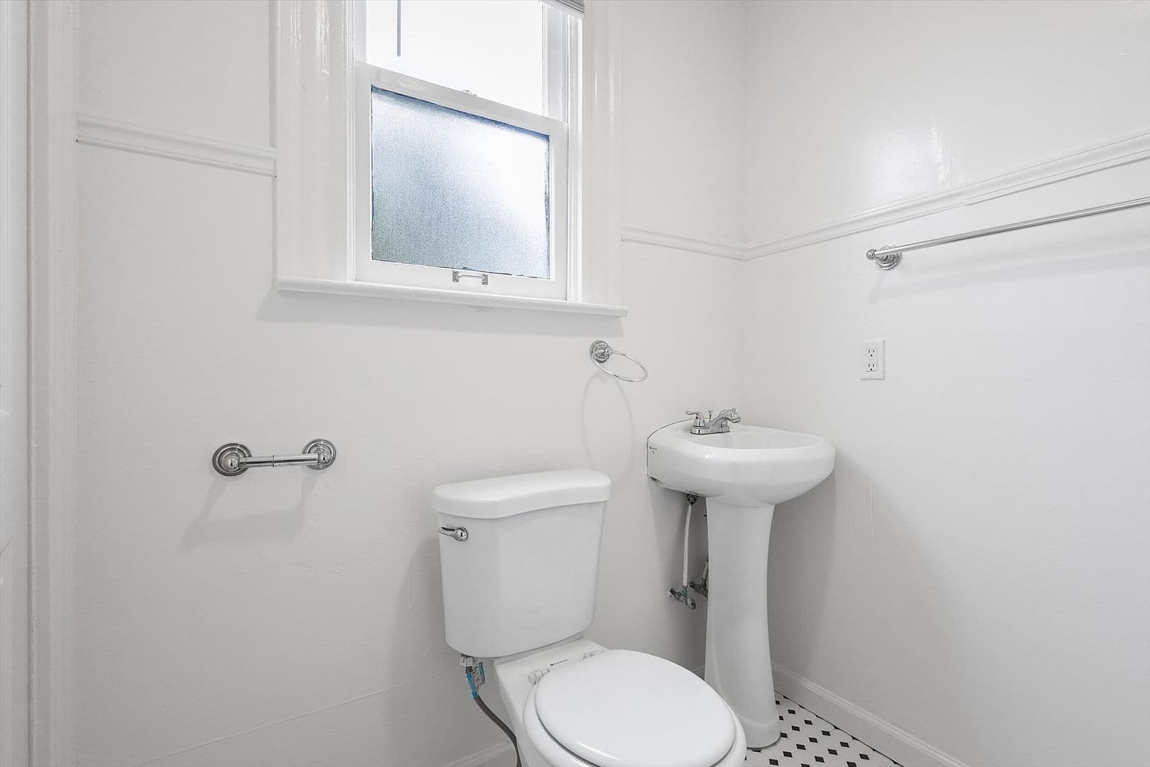 Alameda Apartment: 2108 San Antonio Ave