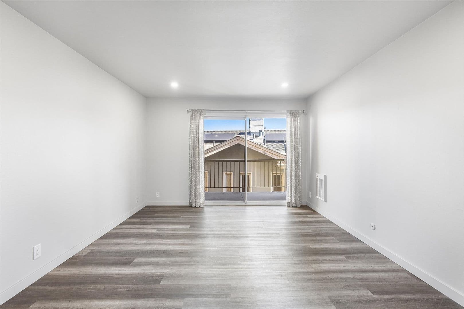 Oakland Apartment: 528 Merritt Ave #302