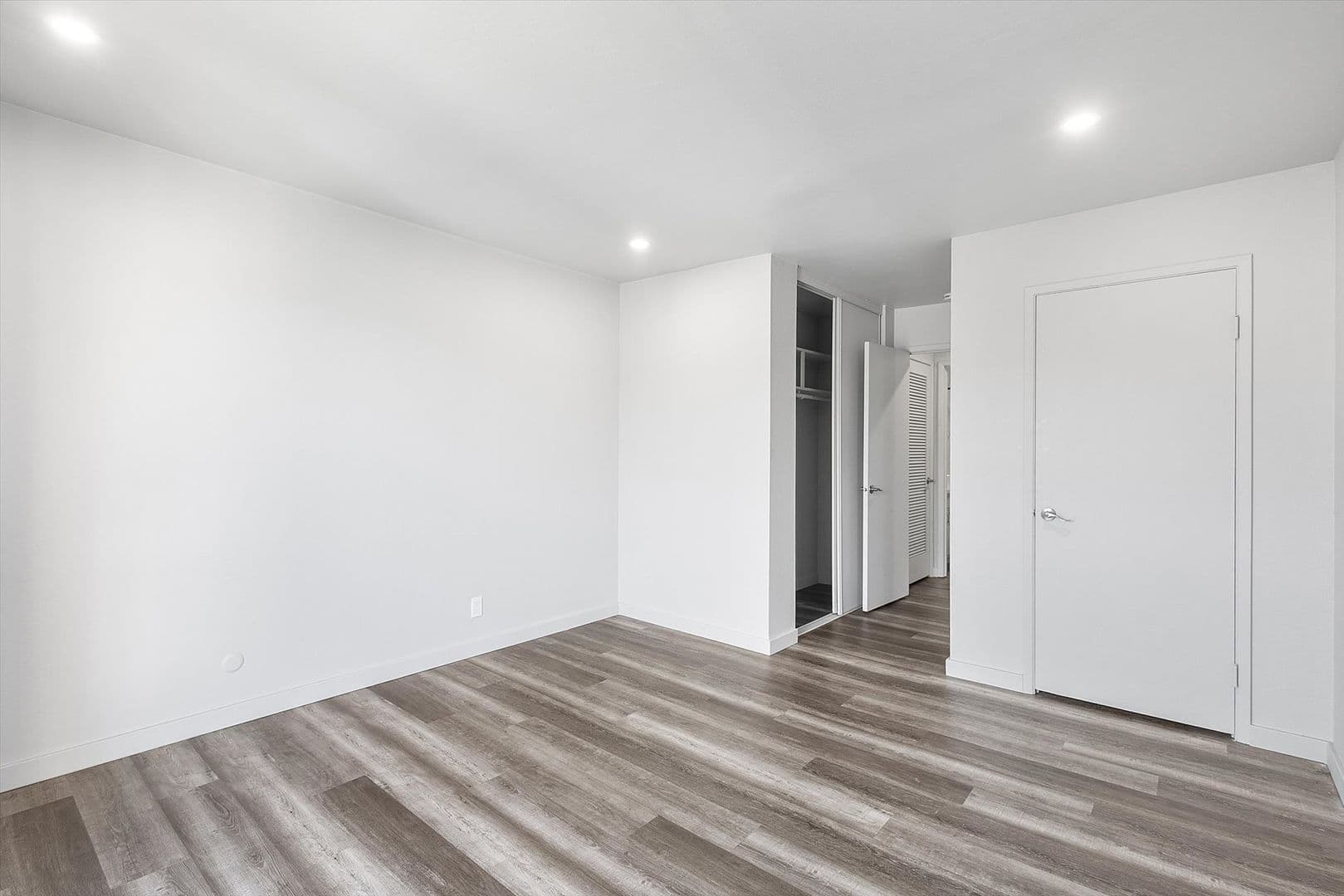 Oakland Apartment: 528 Merritt Ave #302