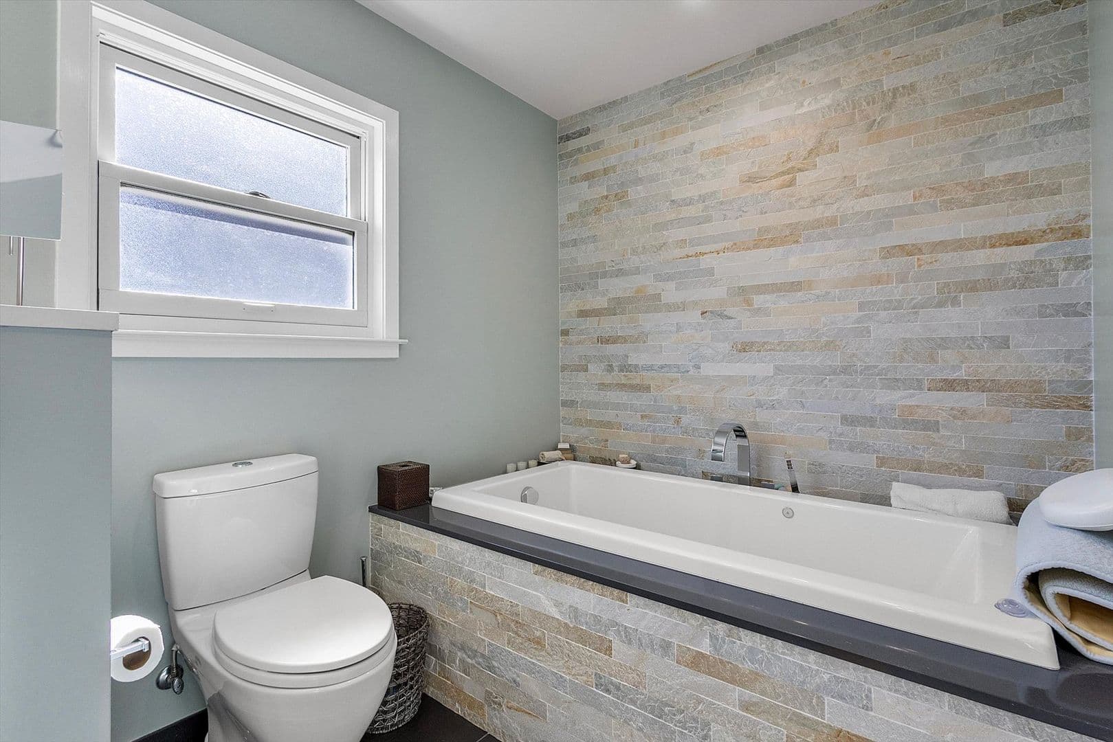 Oakland House: 6140 Bullard Dr